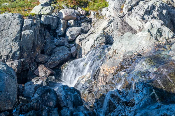 Фотографии Норвежских Водотоков Вниз Горам Водопадам — стоковое фото