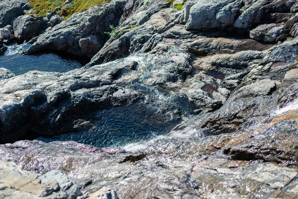 Фотографии Норвежских Водотоков Вниз Горам Водопадам — стоковое фото