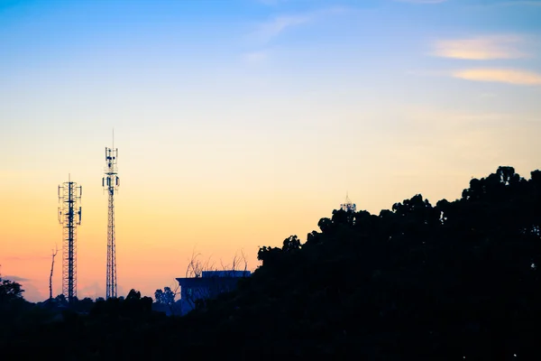 Solnedgång himlen med siluett antenn — Stockfoto