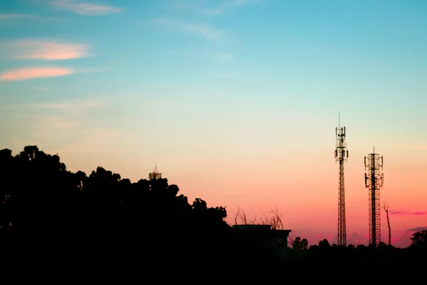 与剪影天线的夕阳的天空 — 图库照片