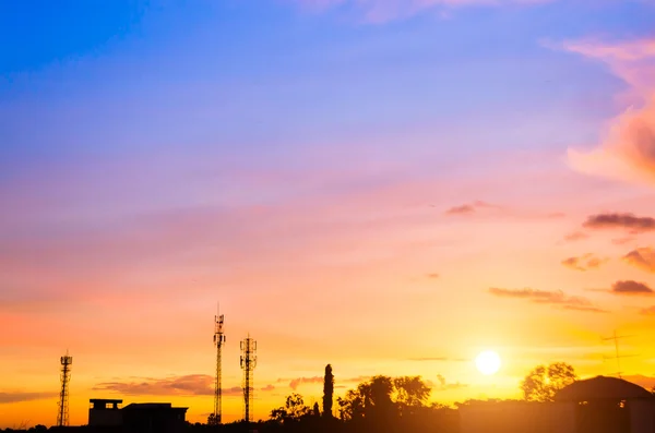 Avondrood met silhouet antenne — Stockfoto