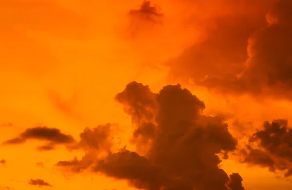 与云的夕阳的天空 — 图库照片