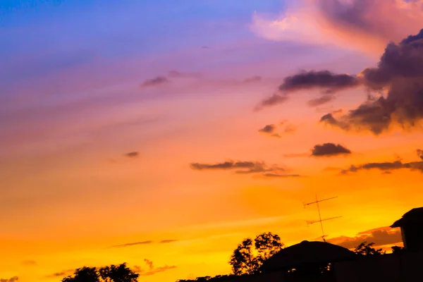 与云的夕阳的天空 — 图库照片