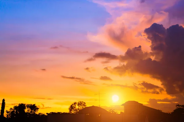 Cielo al tramonto con nuvola — Foto Stock