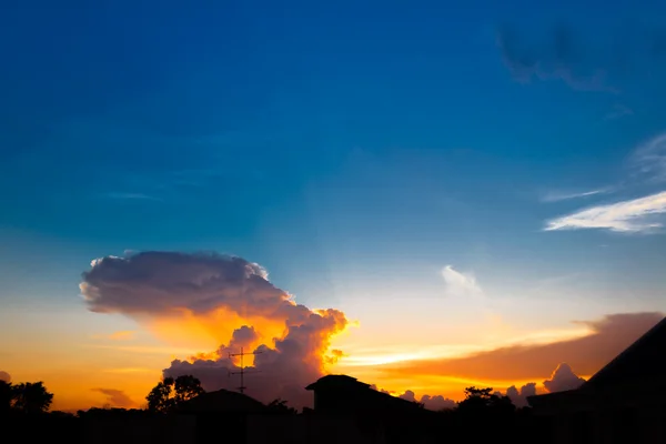 Himmel bei Sonnenuntergang mit Wolken — Stockfoto