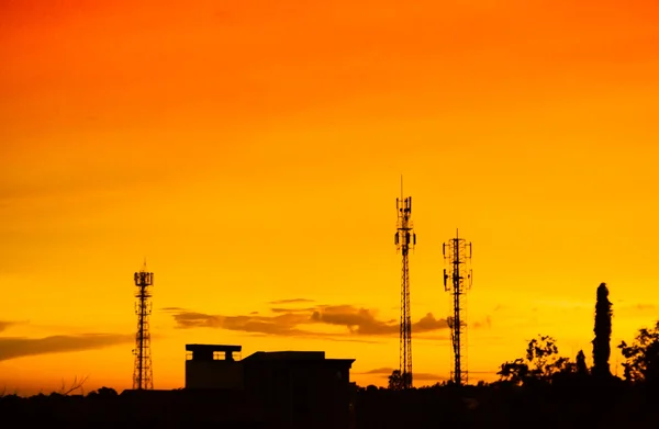 Avondrood met silhouet antenne — Stockfoto