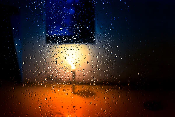 mum ışığı ile su damlaları