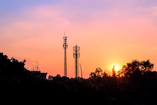 与剪影天线的夕阳的天空 — 图库照片