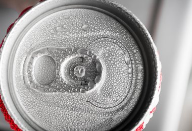 Su damlası soda kutular üzerinde 