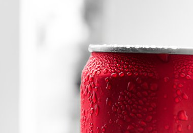 Su damlası soda kutular üzerinde 