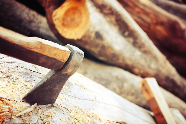 AX op het hout. — Stockfoto