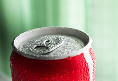 Su damlası soda kutular üzerinde 