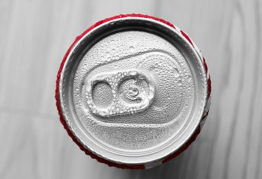 Su damlası soda kutular üzerinde 