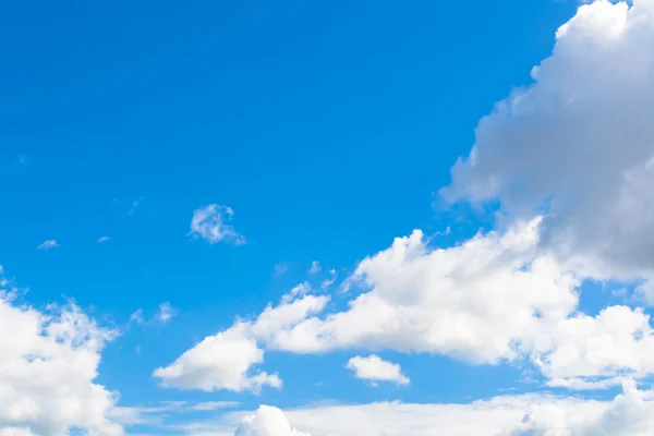 Blå himmel med moln — Stockfoto