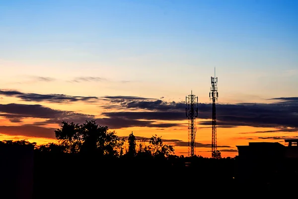 Siluet antenle günbatımı gökyüzü — Stok fotoğraf