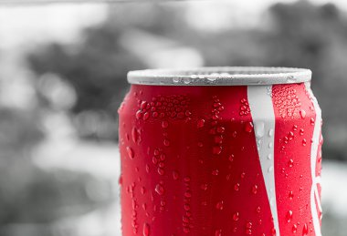 Su damlası soda kutular üzerinde 