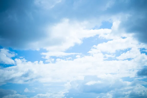 Blauwe lucht met wolken — Stockfoto