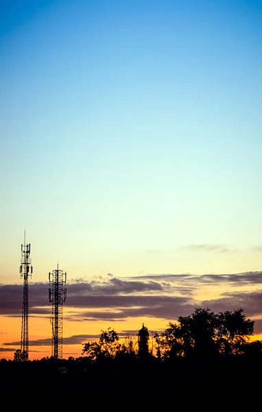 与剪影天线的夕阳的天空 — 图库照片