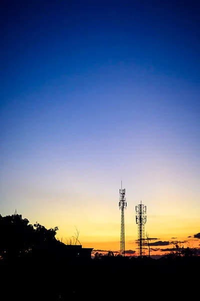 Закат неба с силуэт антенной — стоковое фото