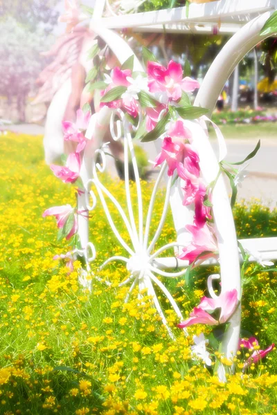 Fahrräder im Blumengarten — Stockfoto