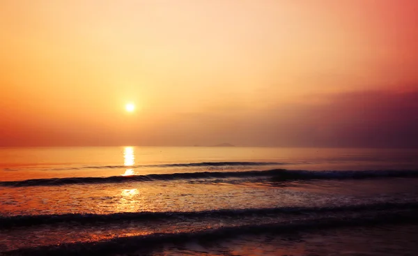 Zonsondergang op het strand — Stockfoto