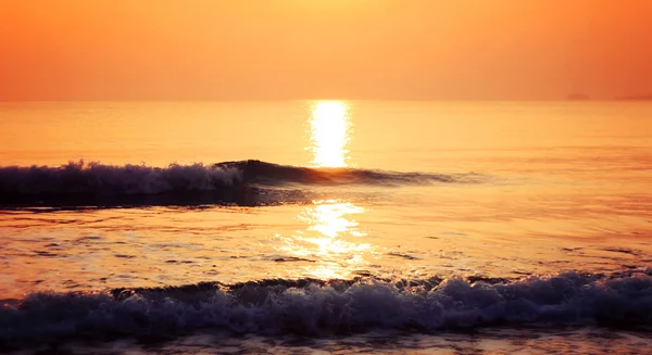 Zonsondergang op het strand — Stockfoto