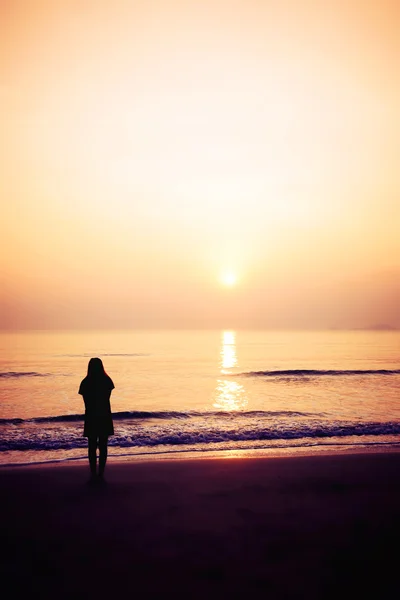 女人独自和海滩上的浪剪影 — 图库照片