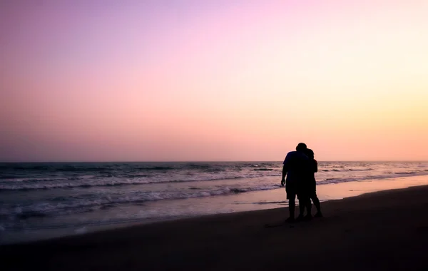 Silhouette of couples hugging on the beach — Stock Photo, Image