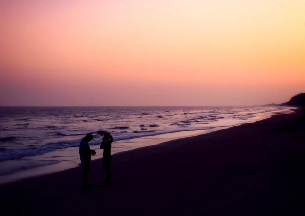Σιλουέτα των ζευγαριών που αγκαλιάζει στην παραλία — Φωτογραφία Αρχείου
