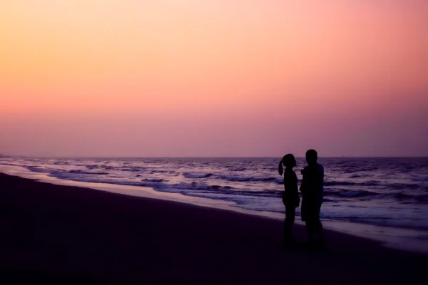 夫妇在沙滩上拥抱的剪影 — 图库照片