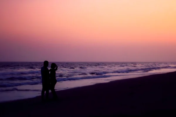 Silueta de parejas abrazándose en la playa —  Fotos de Stock