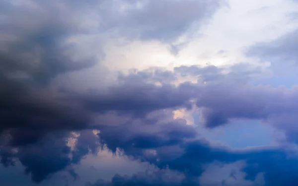 云在天空中下着雨风暴 — 图库照片