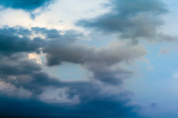 云在天空中下着雨风暴 — 图库照片