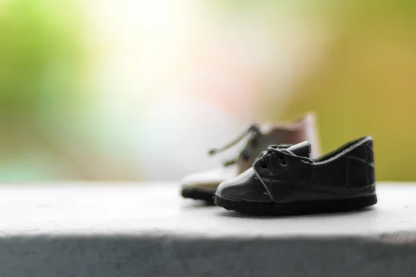 Μικρό παπούτσια και θαμπάδα φύση φόντο με vintage τόνος — Φωτογραφία Αρχείου