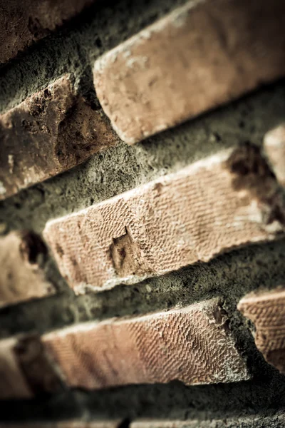 Кирпич с грязной стеной — стоковое фото