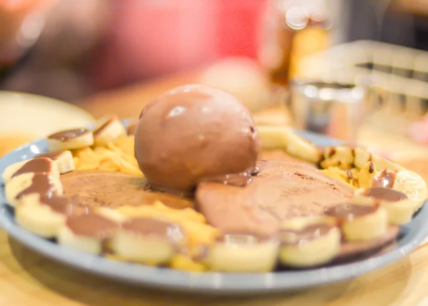 Eis und Pfannkuchen zum Dessert — Stockfoto