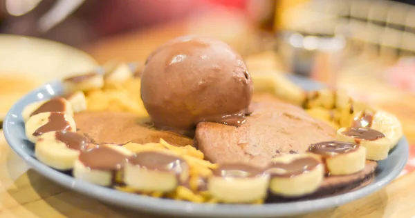 Eis und Pfannkuchen zum Dessert — Stockfoto