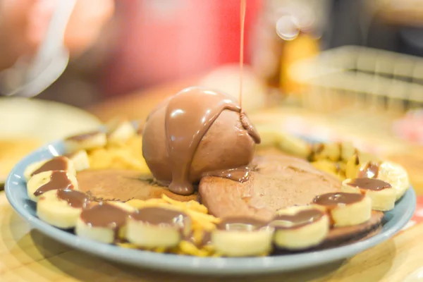 Eis und Pfannkuchen zum Dessert — Stockfoto