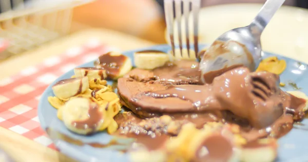 Eis und Pfannkuchen zum Dessert — Stockfoto