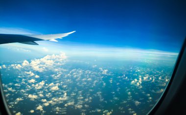 yukarıda mavi gökyüzü bulut 