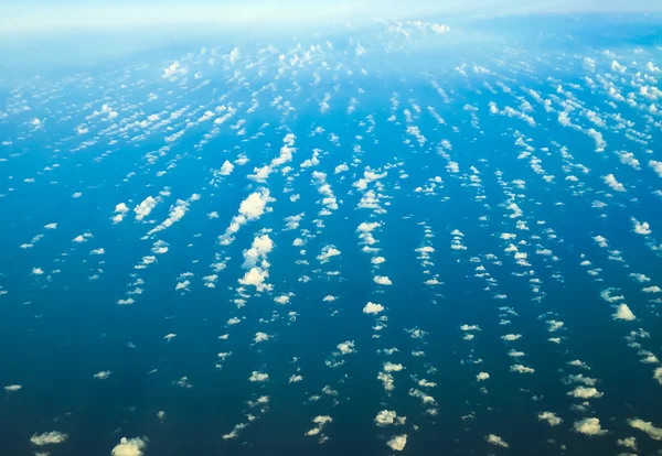 Облако над синим небом — стоковое фото