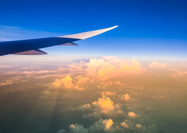 Wolk boven de blauwe hemel — Stockfoto