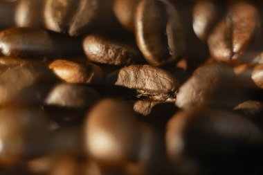 Kahve çekirdekleri kapanıyor, arka plan duvar kağıdı. Makro kahve fotoğrafı..