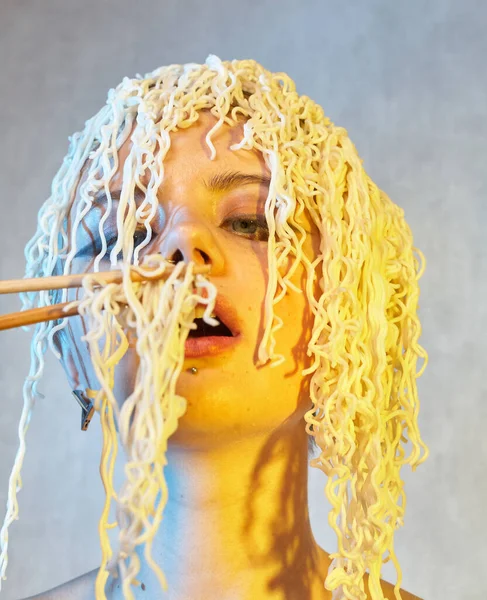 Divertente Ragazza Affamata Con Tagliatelle Ricci Sulla Testa — Foto Stock