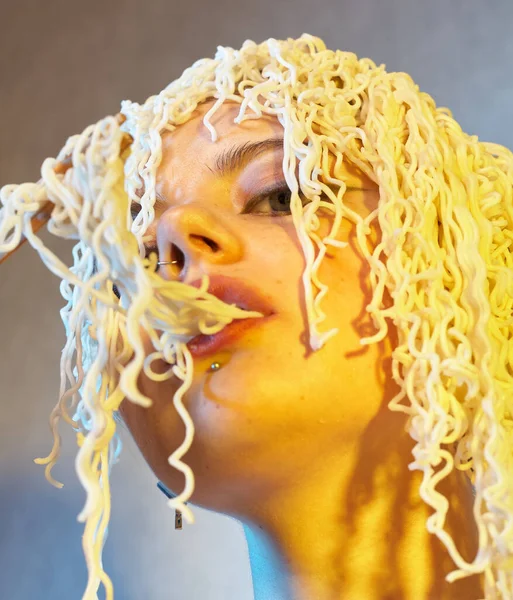 Menina Com Fome Engraçado Com Macarrão Encaracolado Cabeça — Fotografia de Stock