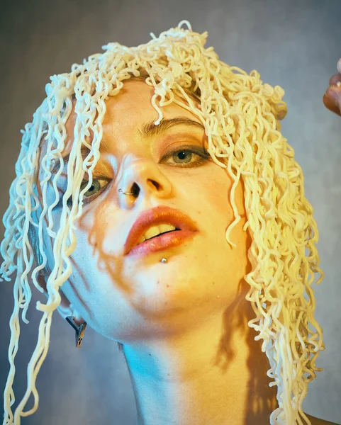 Menina Com Fome Engraçado Com Macarrão Encaracolado Cabeça — Fotografia de Stock