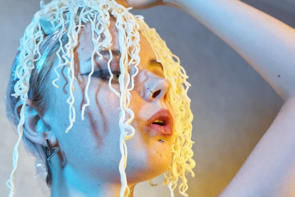 Divertida Chica Hambrienta Con Fideos Rizados Cabeza — Foto de Stock