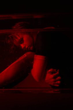 Korku odasında kırmızı ışığı olan genç bir kızın korkunç portresi..