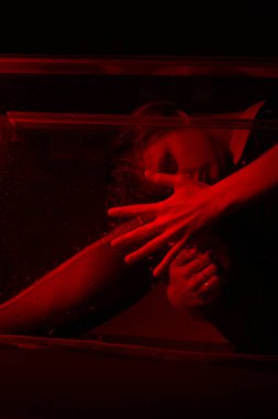 Korku odasında kırmızı ışığı olan genç bir kızın korkunç portresi..