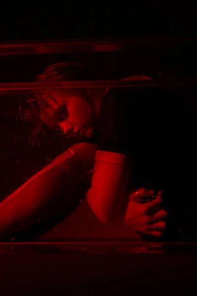 Schreckliches Porträt Eines Jungen Mädchens Einem Horrorraum Mit Roter Ampel — Stockfoto